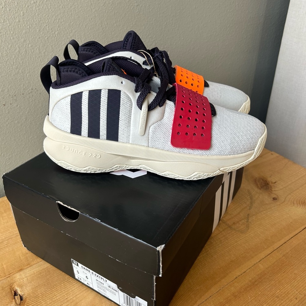 NWT Adidas Damian Lillard Dame 8 Extply